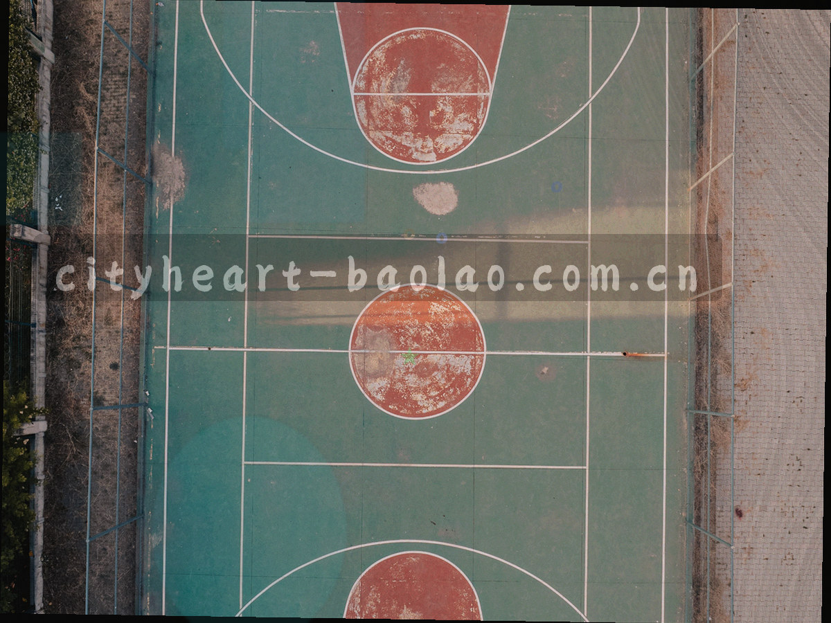 桌面浏览器窗口与移动设备并置的示意图，光影交叠，表达跨终端切换的含义